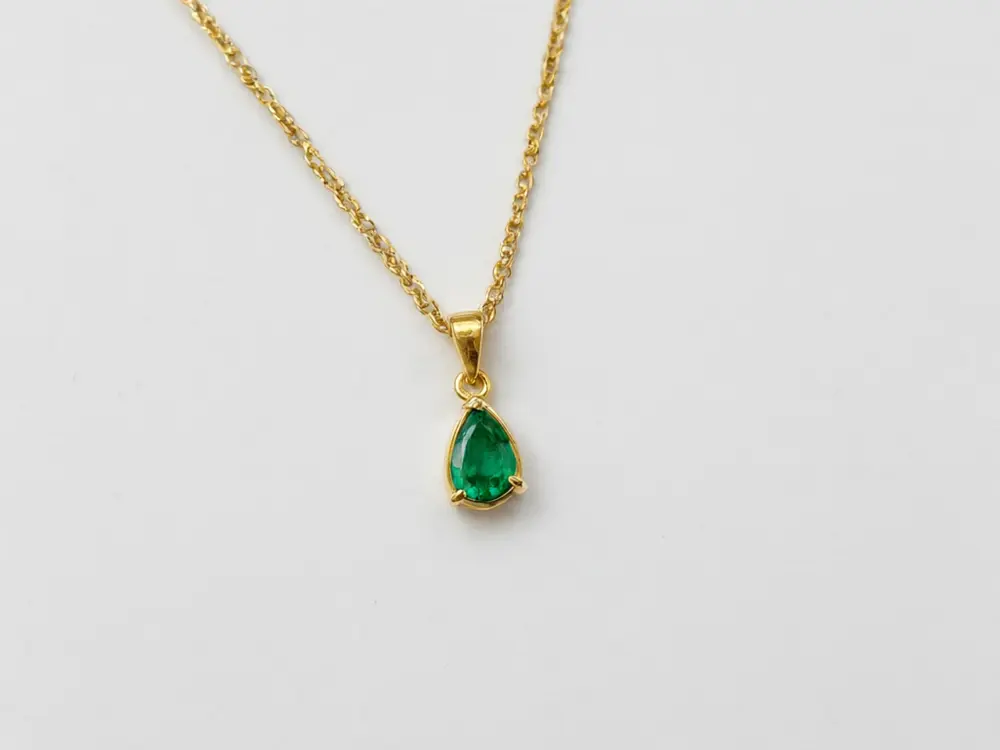 Jewelry photo result: necklace worn on a neckline with no face before AI redesign