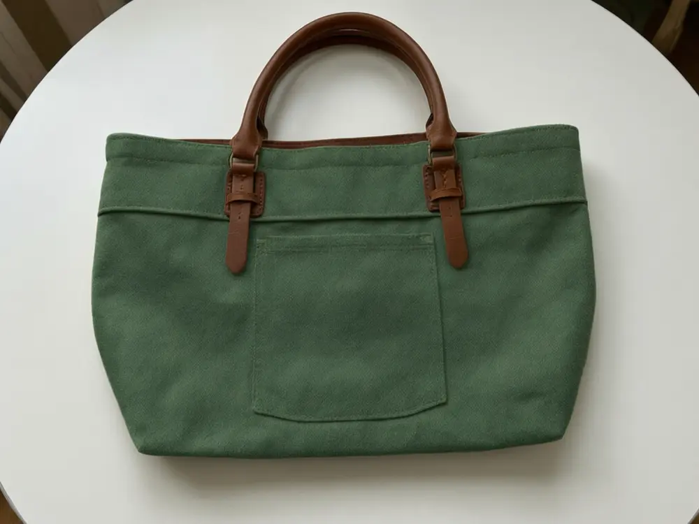 Product colour variant result: tote bag in forest green after AI redesign